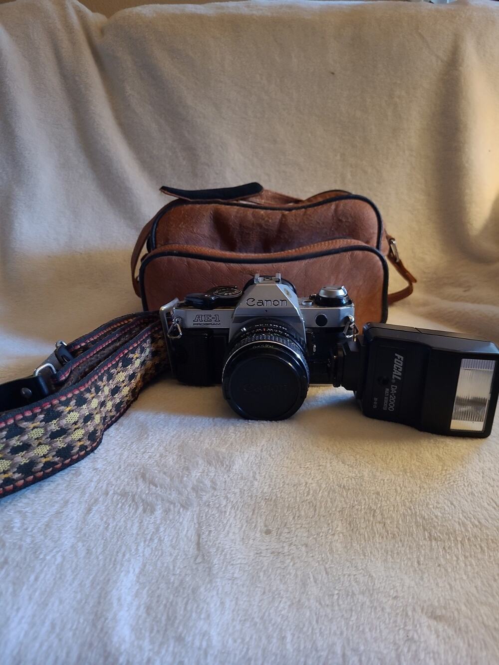 Canon AE-1 35mm Film SLR Camera + Battery + 50mm Lens + Flash NO SUEAL VTG STRAP